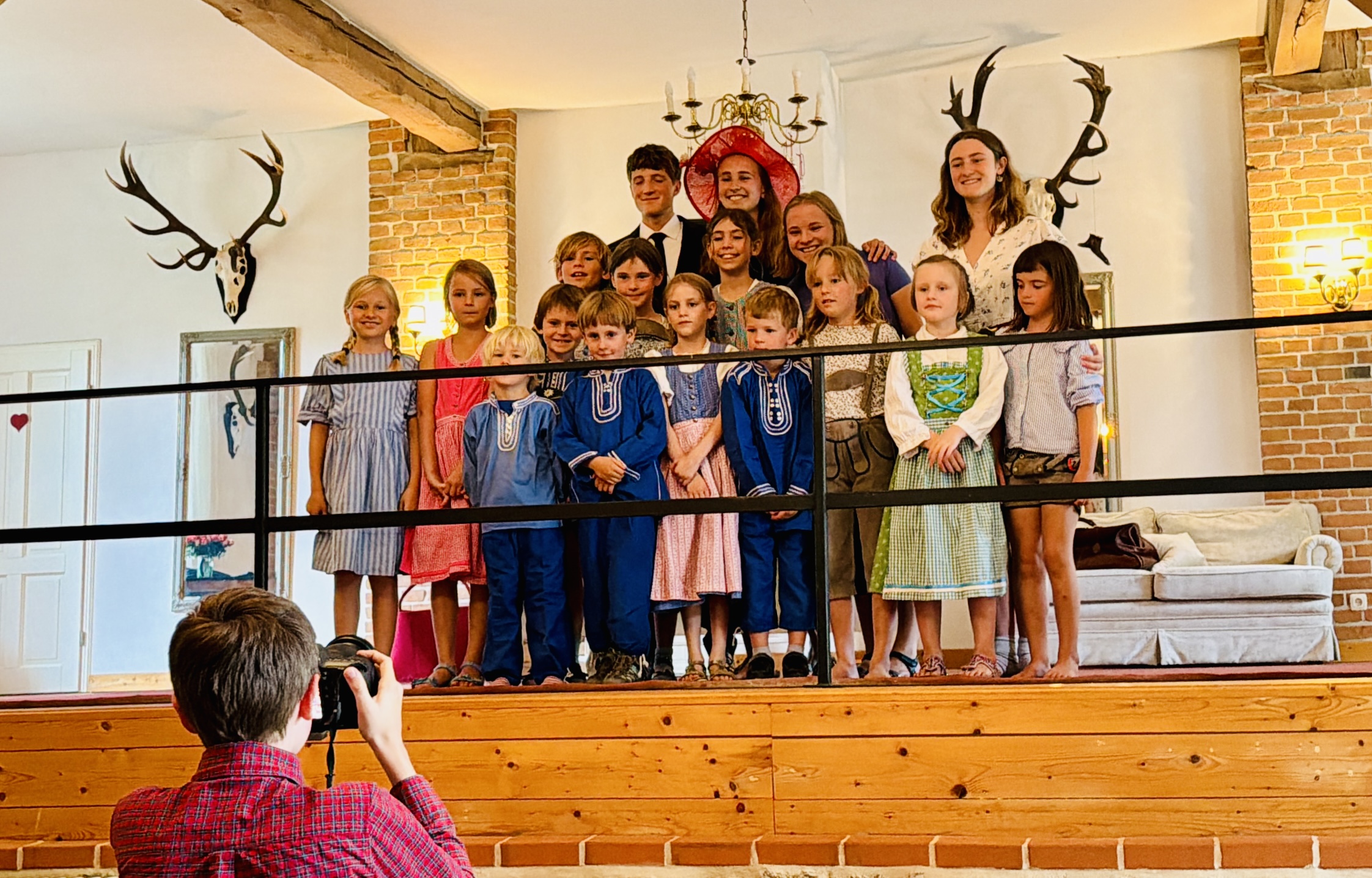 Das gesamte Ensemble auf der Empore nach der Aufführung